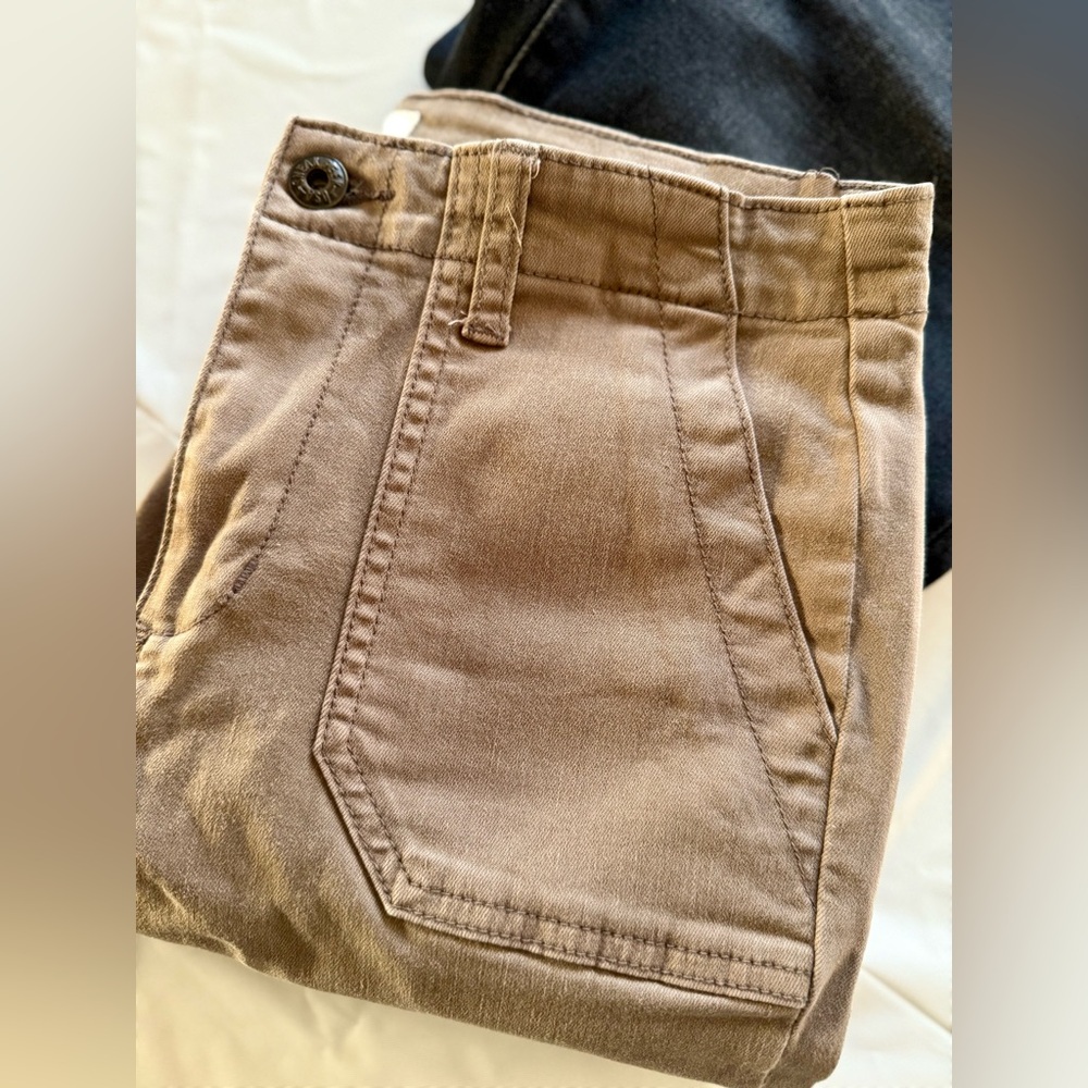 Sneak Peek High Rise Jeans in Tan